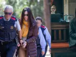 Combo de Rosa Peral detenida y Úrsula Corberó en un fragmento de 'El cuerpo en llamas' de Netflix