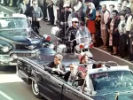 Imagen de Kennedy en su limusina, instantes antes de su asesinato.