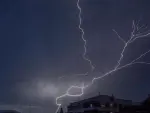 Imágenes de la tormenta eléctrica que se desató este domingo por la noche en Madrid.