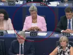 La comisaria europea de Interior, Ylva Johansson, hace ganchillo durante el discurso del Estado de la UE de Von der Leyen en el Parlamento Europeo.