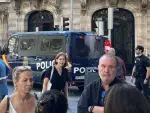 La Policía ha desalojado a decenas de personas de varias oficinas, restaurantes y locales este miércoles a mediodía en varias calles en el centro de Madrid tras un aviso de bomba, que ha resultado ser falso.