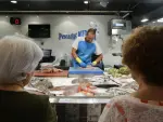 Un pescadero prepara un pedido en su puesto en el mercado de la Praza de Abastos y de Frigsa en Lugo (Galicia).