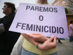 Decenas de personas durante una concentración en repulsa por el crimen machista en Oia, a 5 de junio de 2023, en Pontevedra, Galicia (España).
