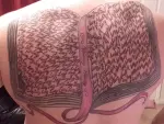 El hombre se ha tatuado el nombre de su hija 667 veces.