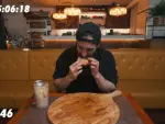 El 'youtuber' BeardMeatsFood rompe el récord de trozos de pizza en el restaurante de Gordon Ramsay.