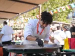 Uno de los cocineros prepara el sofrito de su paella, durante el World Paella Day en Valencia.