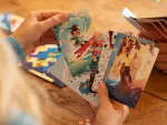 Una jugadora de 'Disney Dixit' elige una de sus cartas.