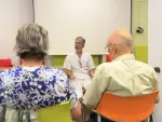 Dos usuarios del centro de día de la Asociación de Familiares de Alzheimer (AFA) de Barcelona siguiendo las indicaciones del instructor en un taller de psicomotricidad.