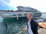 Federer se muestra feliz con sus aficionados en el crucero.