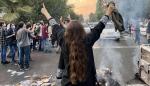 Una mujer iraní protesta en la calle por la muerte de Mahsa Amini