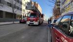 Los bomberos y la Policía Municipal de Móstoles acceden a una vivienda después de que la música llevara sonando una semana sin parar.
