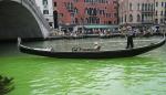 Las aguas del Gran Canal de Venecia aparecen teñidas de verde