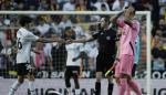 Joselu se lamenta tras el empate en Mestalla que certificó el descenso.