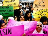 Las mujeres kurdas también se han manifestado esta mañana en Diyanbakir, Turquía, para reivindicar sus derechos a la igualdad en el Día Internacional de la Mujer.