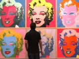 43 años sin marilyn. Una persona contempla una de las obra que el artista Andy Warhol dedicó a Marilyn Monroe, durante su visita a la exposición Marilyn, abierta el pasado 13 de julio en el Palacio Provincial de Cádiz, cuando se cumple el 43 aniversario del fallecimiento de Marilyn Monroe.