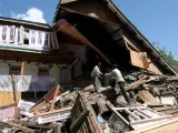 Todo destrozado. Supervivientes del terremoto intentan recuperar algunas de sus pertenencias en una casa de Sultan Dakri, la localidad más afectada por el seismo en la región de Uri, en la India.