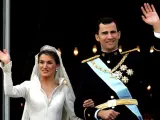 La noticia del embarazo de la Princesa Letizia se conoce dos semanas antes del aniversario de su boda con el Príncipe Felipe. El 22 de mayo se cumplirá un año de esta imagen, en la que los recién casados saludaban desde el balcón del Palacio Real.