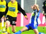 Iv&aacute;n de la Pe&ntilde;a, del Espanyol, sale al paso de David Generelo, centrocampista del Zaragoza, con la intenci&oacute;n de cortar la jugada.