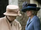 Madre y nuera. La reina Isabel II y Camilla, duquesa de Cornwall y esposa del Príncipe Carlos, a la salida de la misa a la que asisitió la familia real británica por Navidades.