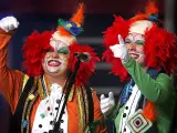 Payasos tinerfeños. Componentes de la murga Las Triquikonas, durante su actuación en el Recinto Ferial de Santa Cruz de Tenerife, con motivo del concurso de murgas del Carnaval tinerfeño.