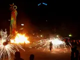 Con motivo de la festividad de San Juan, muchos barceloneses salen a la calle para celebrar la tradicional verbena, en la que el fuego y los petardos son algunos de los símbolos de la noche mas larga del año.