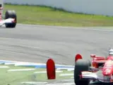 Los pilotos de Ferrari Michael Schumacher (delante) y Felipe Massa, en acci&oacute;n durante la prueba del Gran Premio de Alemania. Roland Holschneider / EFE