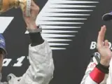 Un De la Rosa exultante levanta el trofeo en el podio de Hungaroring junto al vencedor de la prueba, Jenson Button. El espa&ntilde;ol termin&oacute; segundo en el GP de Hungr&iacute;a(EFE).