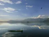Un rincón de paz. Un pescador en su barca, en el lago Dal situado en Kashmir (India), un valle verde rodeado por las cordilleras del Himalaya. Uno de los lugares más hermosos del planeta.