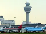 ¿Amenaza terrorista? Vista del avión de pasajeros de "Northwest Airlines" que tuvo que regresar al aeropuerto de Amsterdam-Schiphol en Holanda. Ya han detenidos a doce pasajeros, después de que el piloto detectara comportamientos sospechosos en dos de ellos.