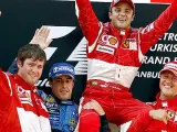 Alonso, embutido en el sandwich rojo de Ferrari (EFE).