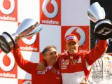 Michael Schumacher celebra su triunfo en el GP de Italia junto al encargado de Ferrari, Jean Todt. (Giampiero Sposito / REUTERS)