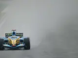 Alonso 'navega' en el circuito de Shanghai (REUTERS).