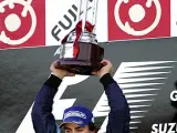 Fernando Alonso levanta el trofeo en Suzuka. (Reuters)