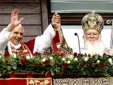 El Papa Benedicto XVI y el Patriarca Ortodoxo Bartolomé I saludan desde un balcón de la sede del patriarcado, en Estambul, en la tercera jornada de visita a Turquía del Papa.