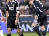 Ra&uacute;l y Ronaldo muestran impotencia en un momento del partido (EFE).