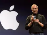 El Jefe Ejecutivo y cofundador de Apple, Steve Jobs, posa con el nuevo Apple iPhone tras su discurso de apertura de la Macworld Expo en San Francisco, California.