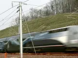 <strong>Tren de muy alta velocidad.</strong> El tren francés V150 se prepara en Pont-a-Mousson, al este de Francia, antes de romper el récord de velocidad. El tren francés de alta velocidad ha superado la anterior marca en Francia, de 515,3 kilómetros por hora, <a href="http://www.20minutos.es/noticia/219608/0/francia/tgv/velocidad/" target="_blank">en un trayecto en sentido Estrasburgo, al alcanzar los 574,7 km / hr</a> . El récord mundial de velocidad de un tren, a 581 kilómetros por hora, lo ostenta actualmente el Maglev, el tren japonés de tecnología alemana y con suspensión magnética.