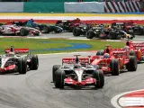 Alonso y Hamilton le ganan la partida a los Ferrari en la salida de Sepang (EFE).