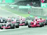 Alonso y Hamilton (izda.) adelantan a los Ferrari de Massa y Raikkonen en la salida del GP de Malasia, en el circuito de Sepang.(EFE)