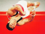 Rafa Mart&iacute;nez, durante un salto en la prueba de suelo que le vali&oacute; a la postre la presea de oro y el campeonato de Europa. (EFE)