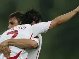 Joaqu&iacute;n abraza a Villa tras el segundo gol del asturiano. (Efe)