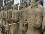 Fábrica de guerreros. Réplicas de la figuras del ejército de terracota de Xian hechas en el taller del artista Han Pingzhe. Las figuras son hechas usando métodos casi idénticos a aquellos de los artesanos que construyeron la inmensa tumba subterránea del primer emperador de China, Qin Shi-Huang.