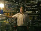 Siguen sin luz. El propietario de una tienda del barrio del Eixample coloca una lámpara de gas; lleva más de 24 horas sin suministro eléctrico por una avería en la subestación de FECSA ENDESA en el paseo Joan Maragall de Barcelona.