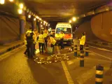Policía y servicios sanitarios en el túnel de María de Molina, antes del levantamiento del cadáver del motorista accidentado.