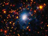 Colisión cósmica. Imagen captada por el observatorio espacial Spitzer de la NASA en la que se observa una de las mayores colisiones cósmicas en la historia de la astronomía, según informó el Laboratorio de Propulsión a Chorro (JPL) de Estados Unidos. Se trata de la fusión de cuatro galaxias que chocan entre sí esparciendo en el cosmos miles de millones de estrellas.