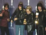 Dee Dee, Johnny, Tommy y Marky Ramone recogen su premio en 'El Sal&oacute;n de la Fama' de Nueva York, en 2002.