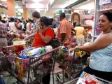 Preparándose para el Félix. Centenares de ciudadanos hondureños se volcaron a los supermercados de la ciudad de La Ceiba, en la costa de Honduras, para abastecerse de comestibles ante la inminente llegada del huracán Félix.
