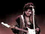 Jimi Hendrix y una de sus Fender Stratocaster.