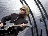 Jon Bon Jovi, sobre el escenario con su guitarra.