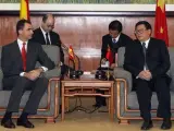 El Pr&iacute;ncipe de Asturias, junto al vicepresidente de la Escuela de Formaci&oacute;n de cargos y funcionarios de China. (EFE/Bernardo Rodriguez)